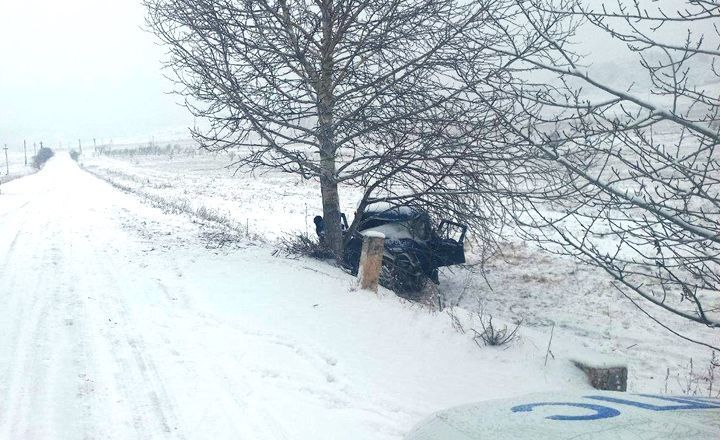 Фото В Бурятии водитель «УАЗа» пострадал, врезавшись в дерево