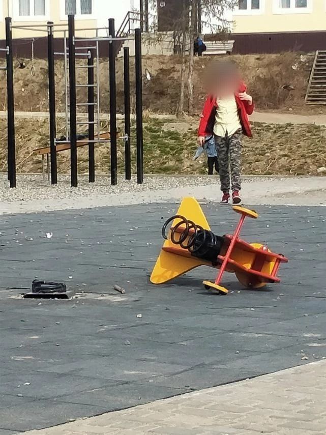 Фото В городе Бурятии на детской площадке сломали новую качалку на пружине