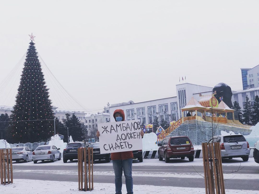 Фото Улан-удэнец вышел на пикет с плакатом «Жамбалов должен сидеть»