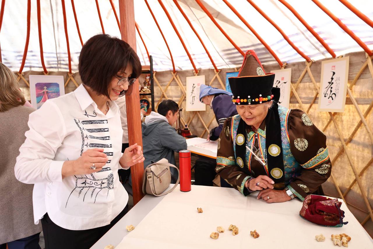 Фото В Бурятии стартовал Всероссийский конкурс «Лучший учитель родного языка и литературы»