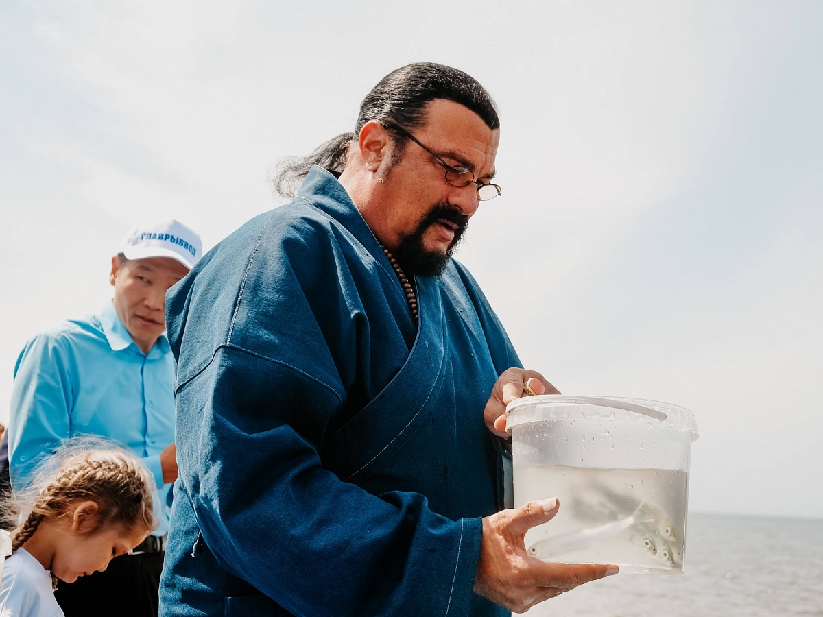 Фото Стивен Сигал пообещал спасти Байкал "собственными руками"