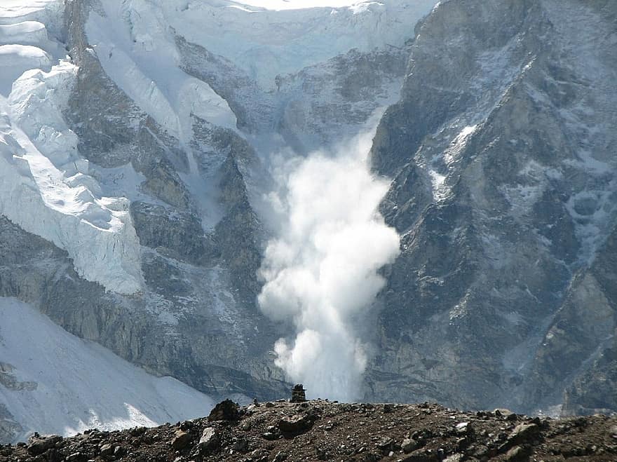 Фото В горах Бурятии турист получил травму при сходе лавины