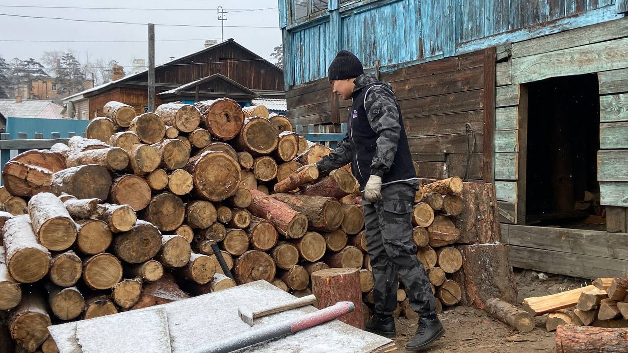 Фото Семьям мобилизованных в Улан-Удэ помогают с колкой дров