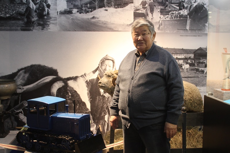 К 100-летию Бурятии в главный музей республики передана модель трактора прошлого века