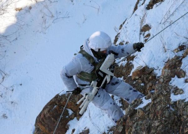 Фото Снайперы ВВО в Бурятии одели снаряжение альпинистов