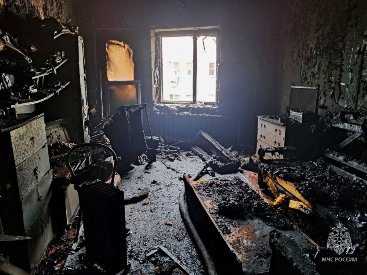 Фото В Северобайкальске пожар полностью уничтожил квартиру на пятом этаже