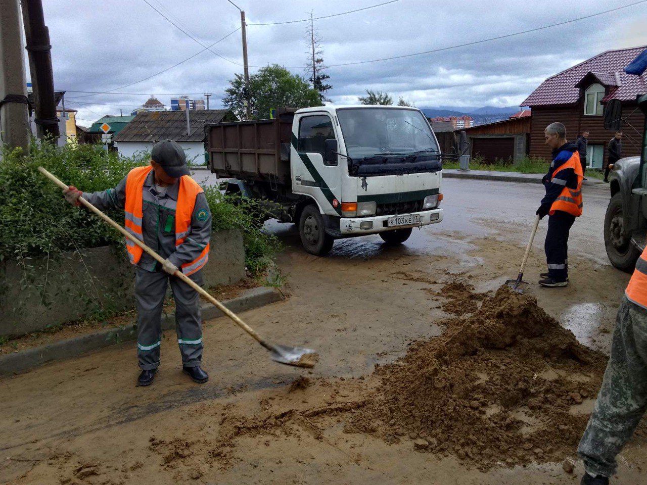 Фото В Улан-Удэ чистят дороги от наносов после дождя