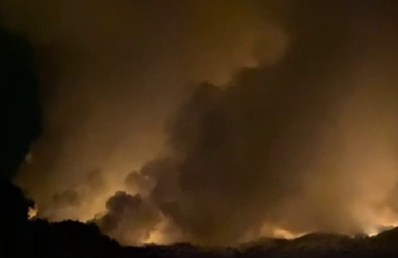 Фото В курортном районе Бурятии третий день тушат пожар на нелегальной свалке