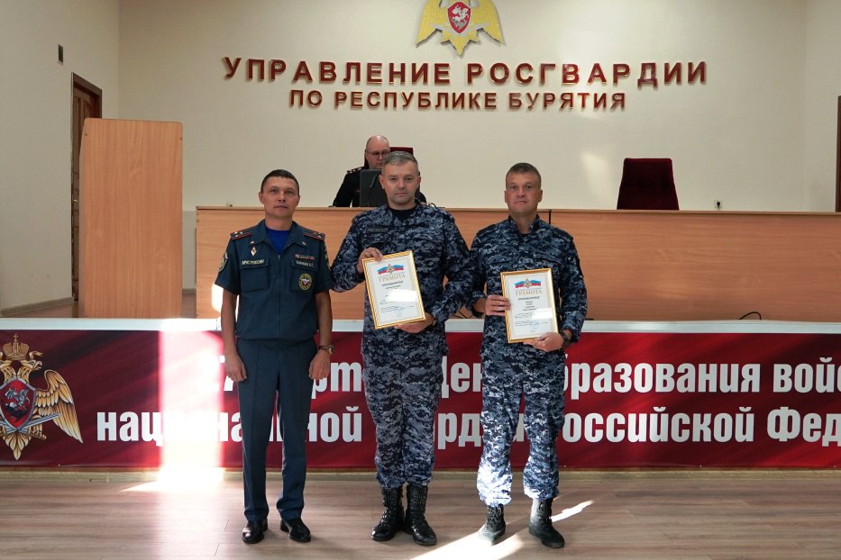 Фото Росгвардейцы спасли двух человек на пожаре в Улан-Удэ