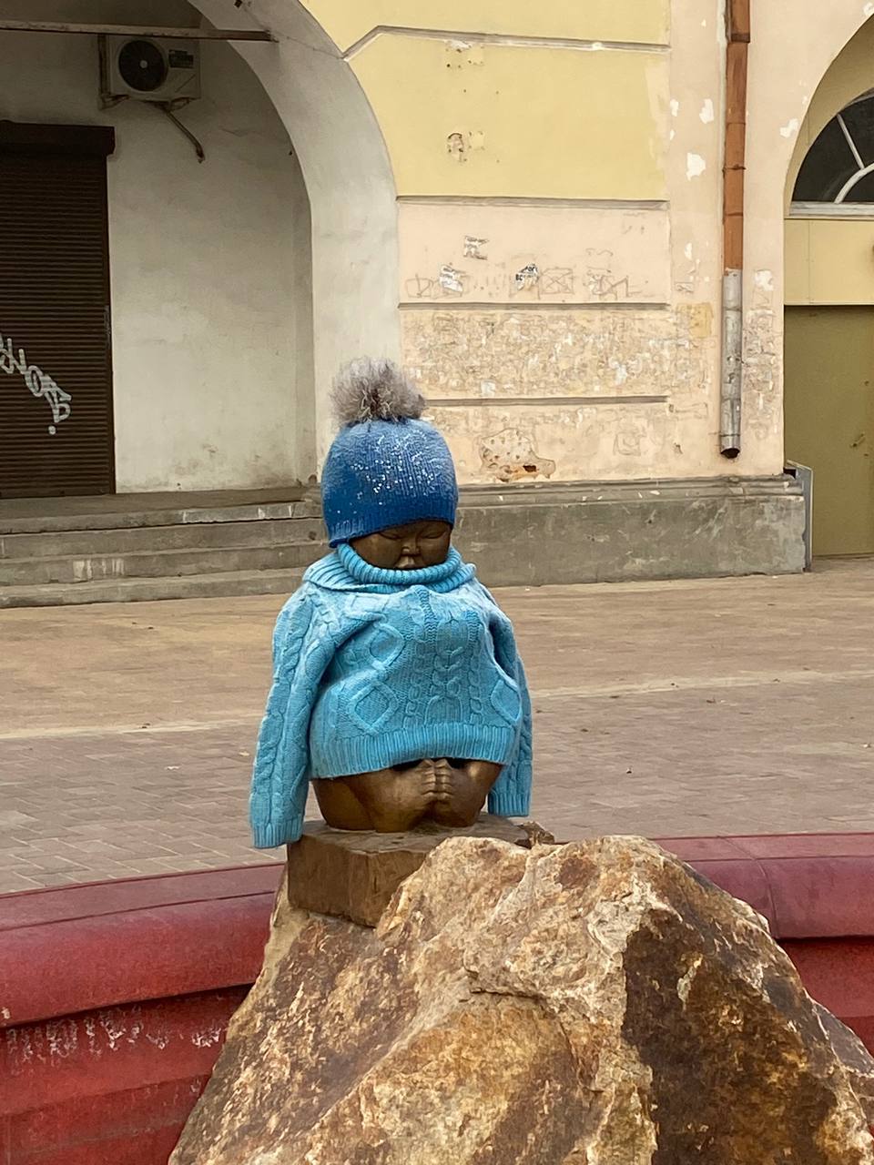 Фото Заботливые улан-удэнцы утеплили статую «Мальчик с птичкой»