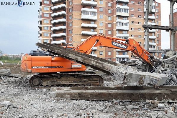 Фото В Улан-Удэ на строительную технику рухнула часть развалившегося здания