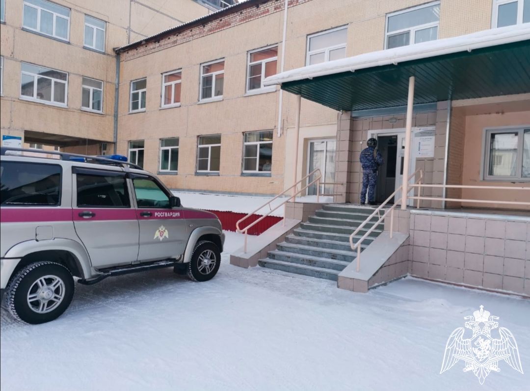 Фото Житель Улан-Удэ выломал дверь в больнице