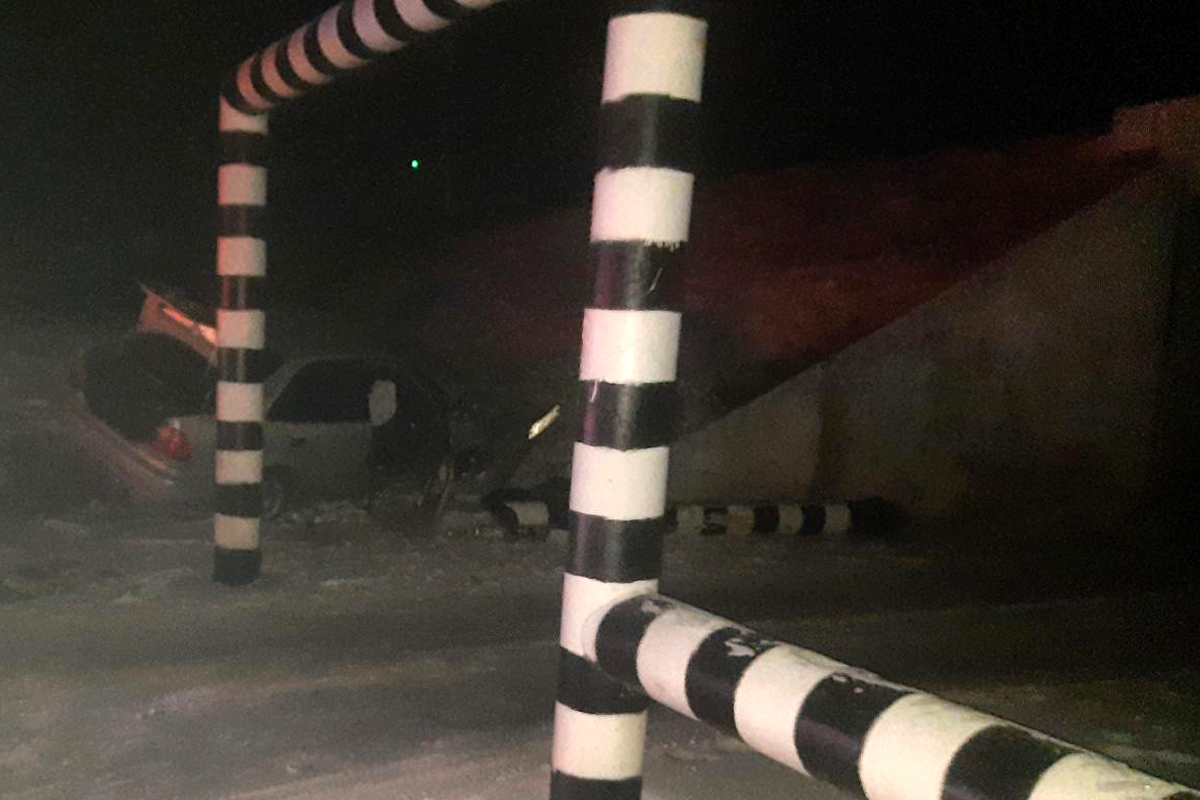 Фото Не вписался: житель Бурятии не смог заехать в тоннель под ж/д путями