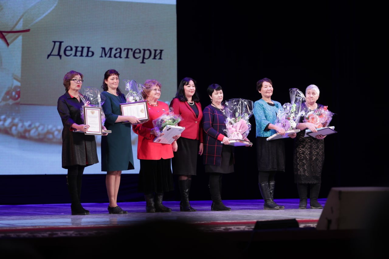 Фото Депутаты горсовета Улан-Удэ поздравляют горожан с Днем матери