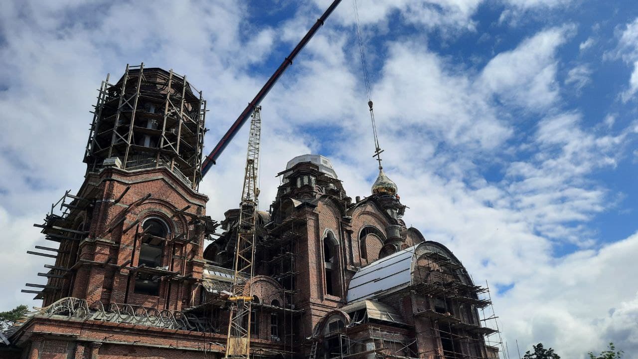 Фото На Успенский кафедральный собор в Улан-Удэ устанавливают купола (ФОТО)