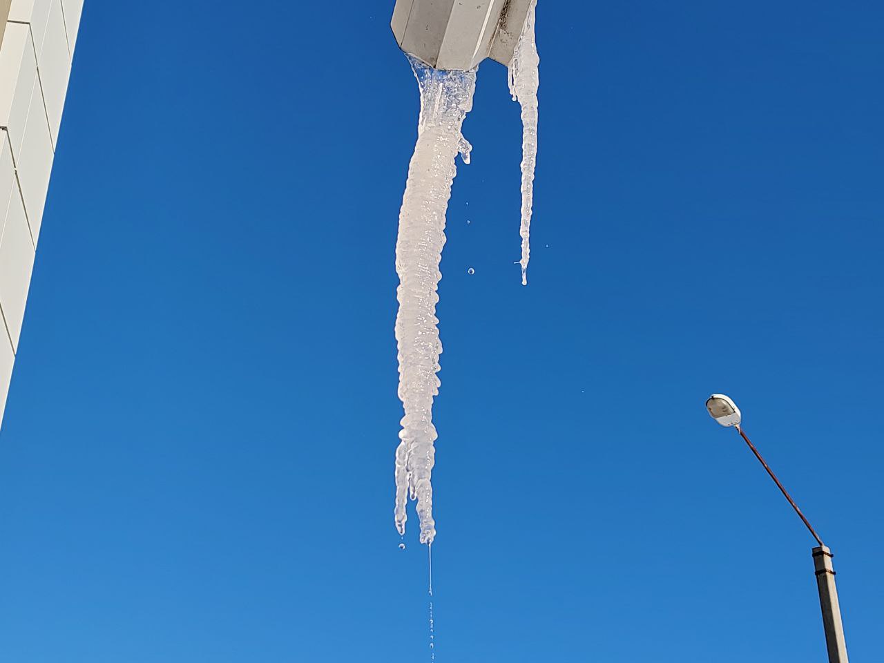 Фото В Улан-Удэ стартовали рейды по ликвидации сосулек и наледи