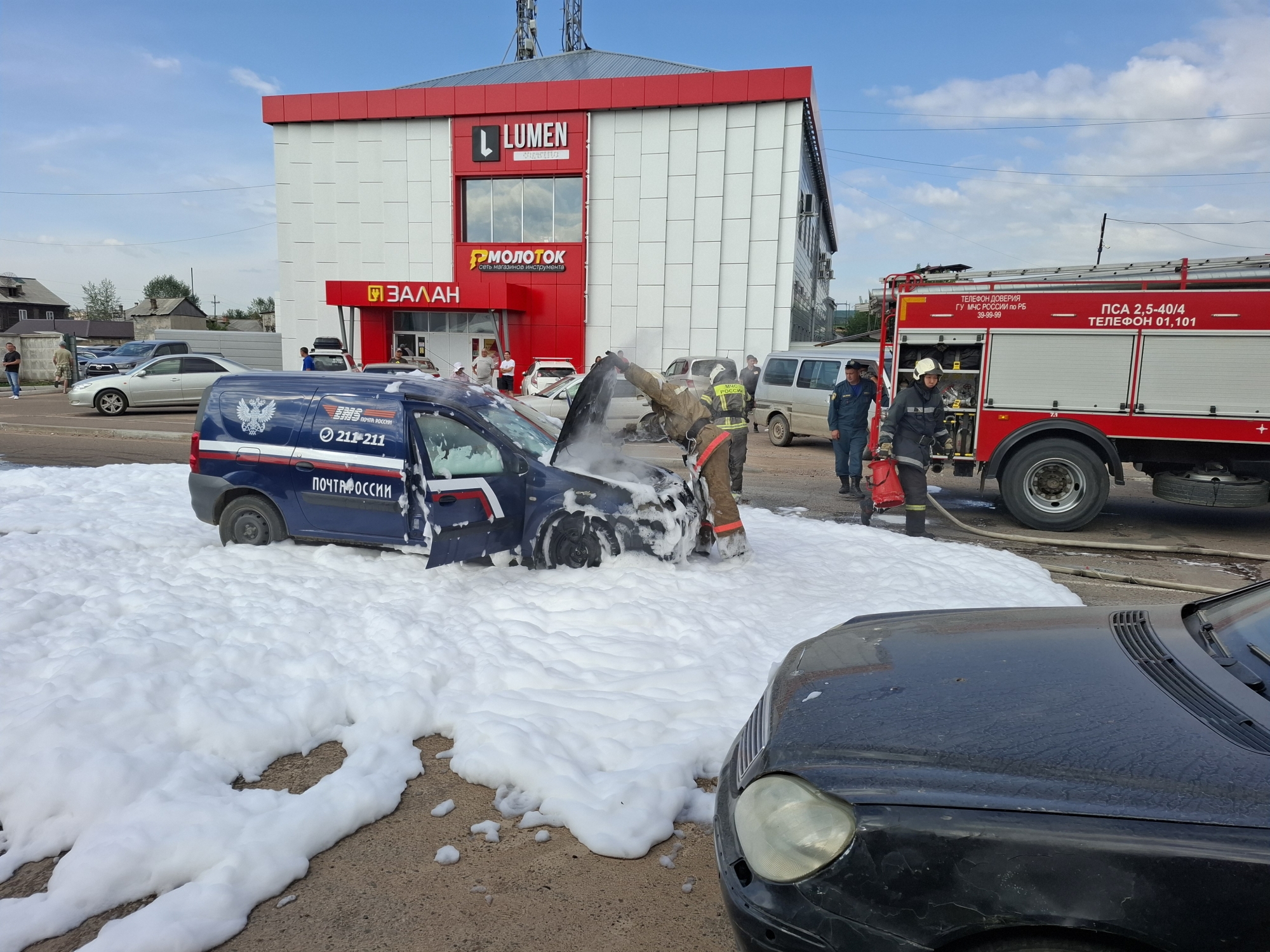Фото  В центре Улан-Удэ сгорела машина «Почты России»