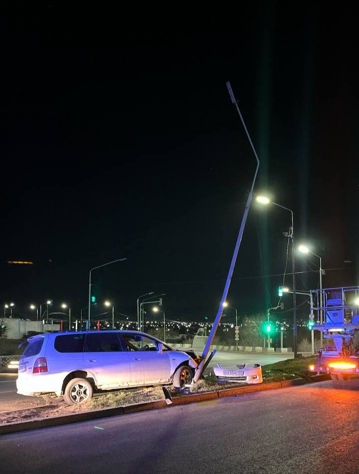 Фото В Улан-Удэ иномарка сбила опору