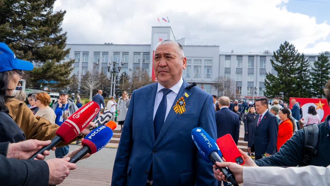 Фото Председатель Улан-Удэнского городского совета депутатов отметил заслуги монгольского народа в военные годы