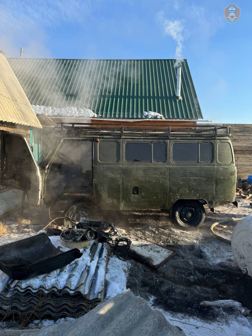 Фото Житель Бурятии хотел согреть свой автомобиль и сжег его
