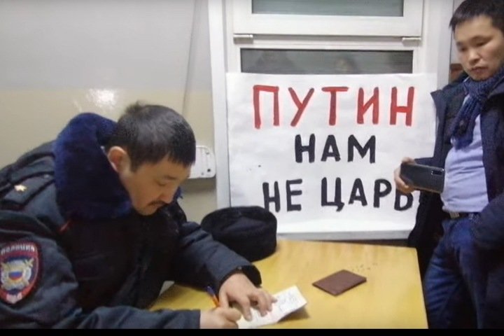Фото Жителей Улан-Удэ задержали на пикете с плакатом «Путин нам не царь»