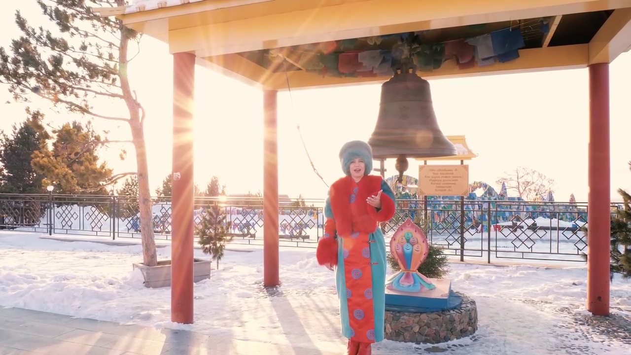 Фото В Бурятии певица Анна Комолова выпустила новый клип «Этигэлээ бу алдаарай» (ВИДЕО)