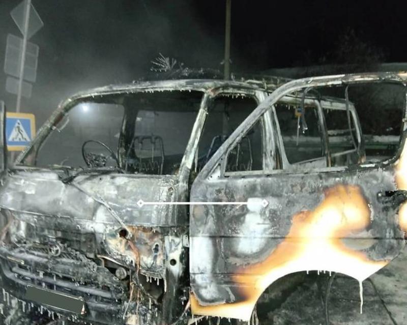 Фото В Бурятии люди сгорели в машине