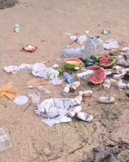 Фото Грузоперевозчик из Бурятии убирает мусор за земляками