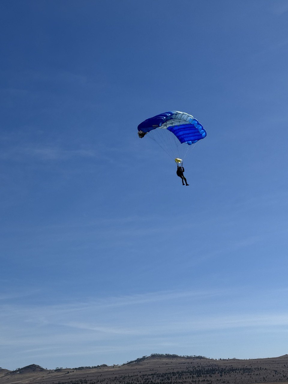 Фото В Бурятии парашютист упал с высоты во время учений
