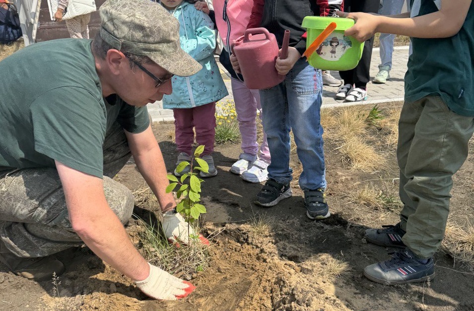 Фото В Улан-Удэ лесники научили воспитанников детсада «Калинка» сажать деревья