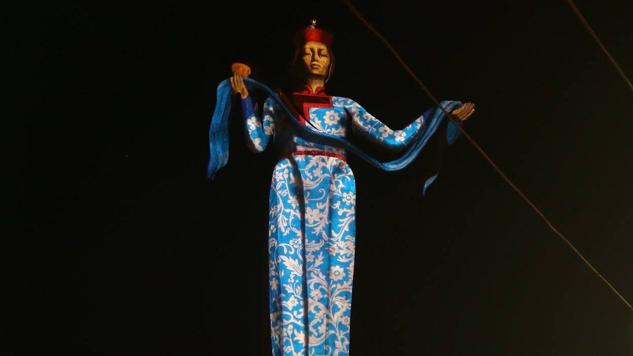 Фото В Улан-Удэ скульптура «Гостеприимная Бурятия» наденет яркий праздничный дэгэл