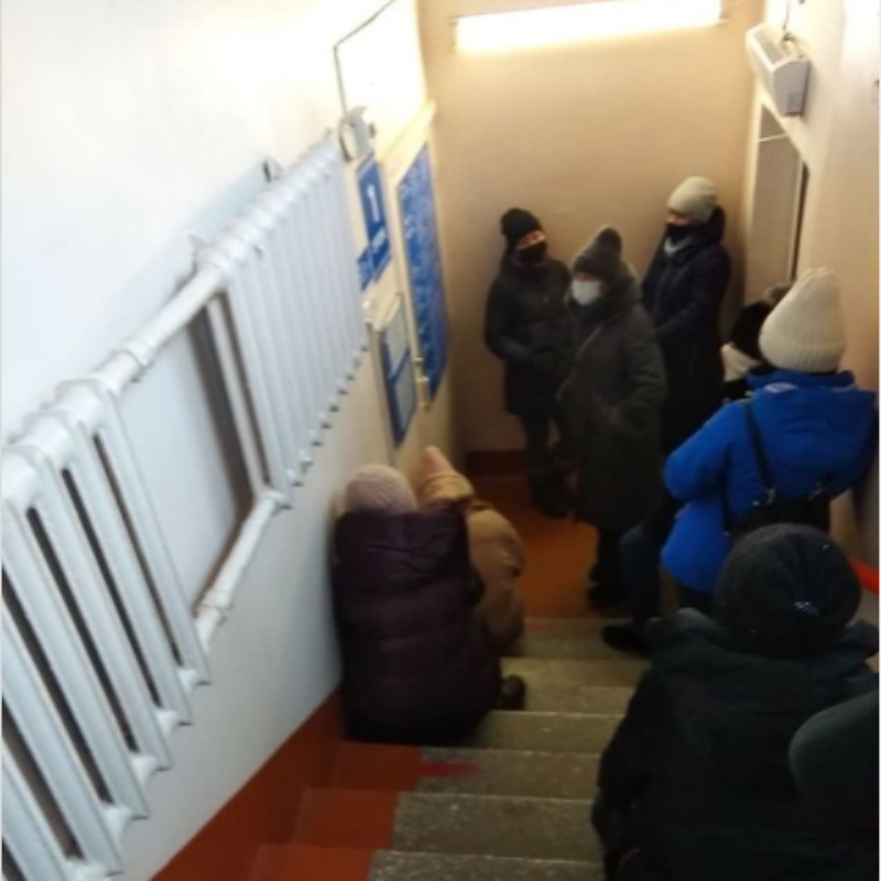 Фото В Улан-Удэнской поликлинике больные ожидают очереди, сидя на лестнице