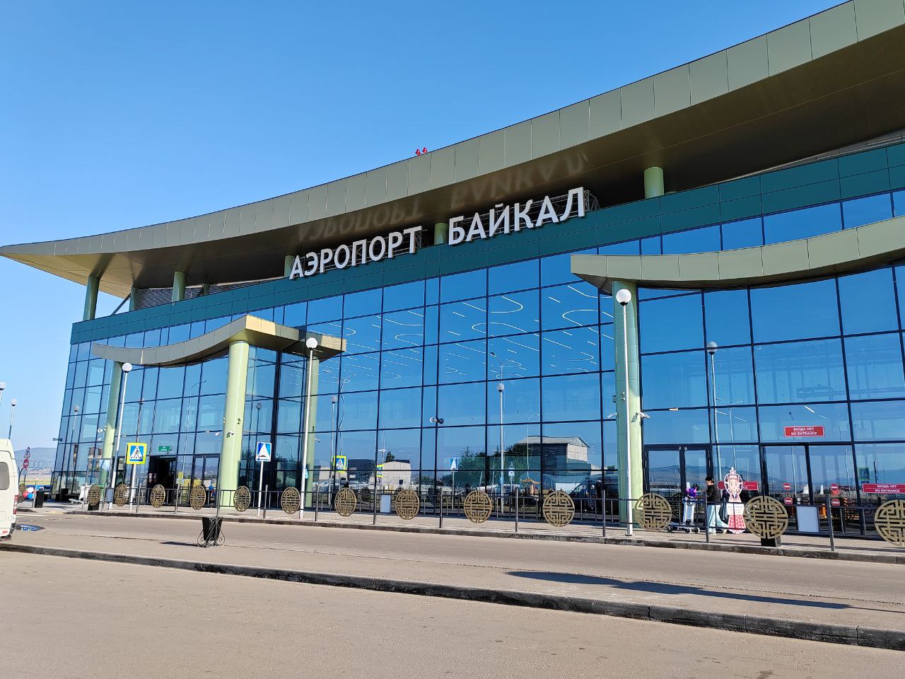 Фото Аэропорт «Байкал» выплатил убытки авиакомпании за птиц, попавших в турбину двигателя самолета