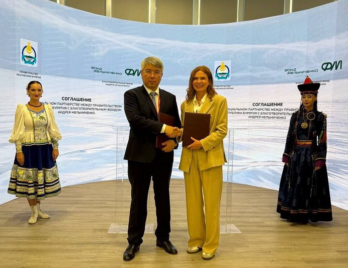 Фото Глава Бурятии Алексей Цыденов и Фонд Мельниченко подписали договор о сотрудничестве