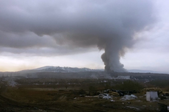 Фото В воздухе возле горящего полигона в Вахмистрово не выявлено превышения вредных веществ