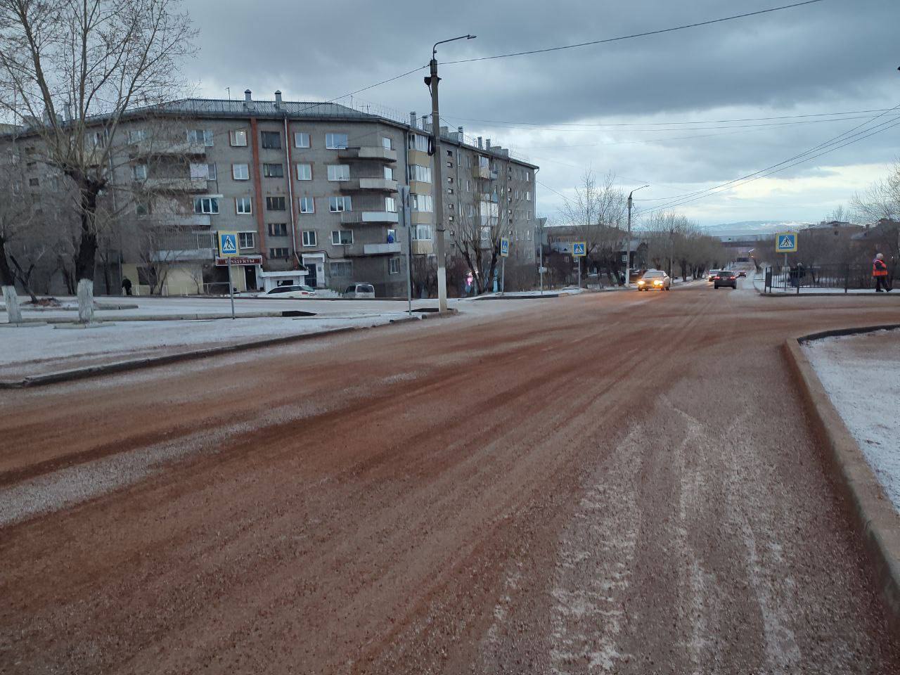 Фото За ночь на улан-удэнские дороги высыпали 90 кубометров песка   