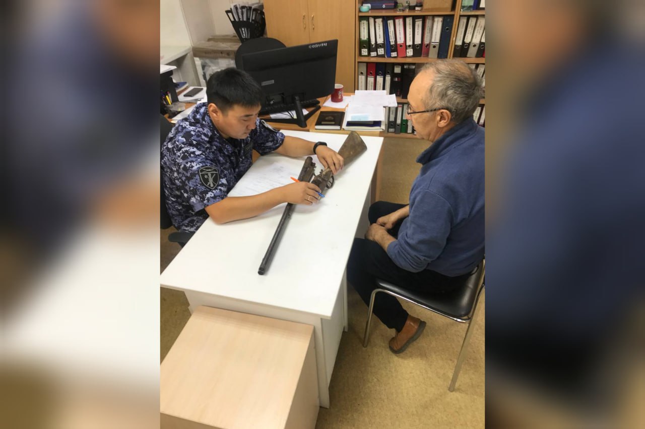 Фото В Улан-Удэ гражданин сдал найденное оружие