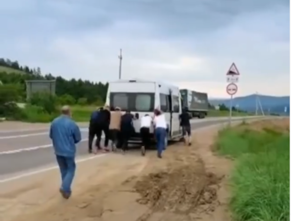 Фото Пассажирам рейса «Улан-Удэ – Саган-Нур» пришлось толкать сломавшийся автобус 