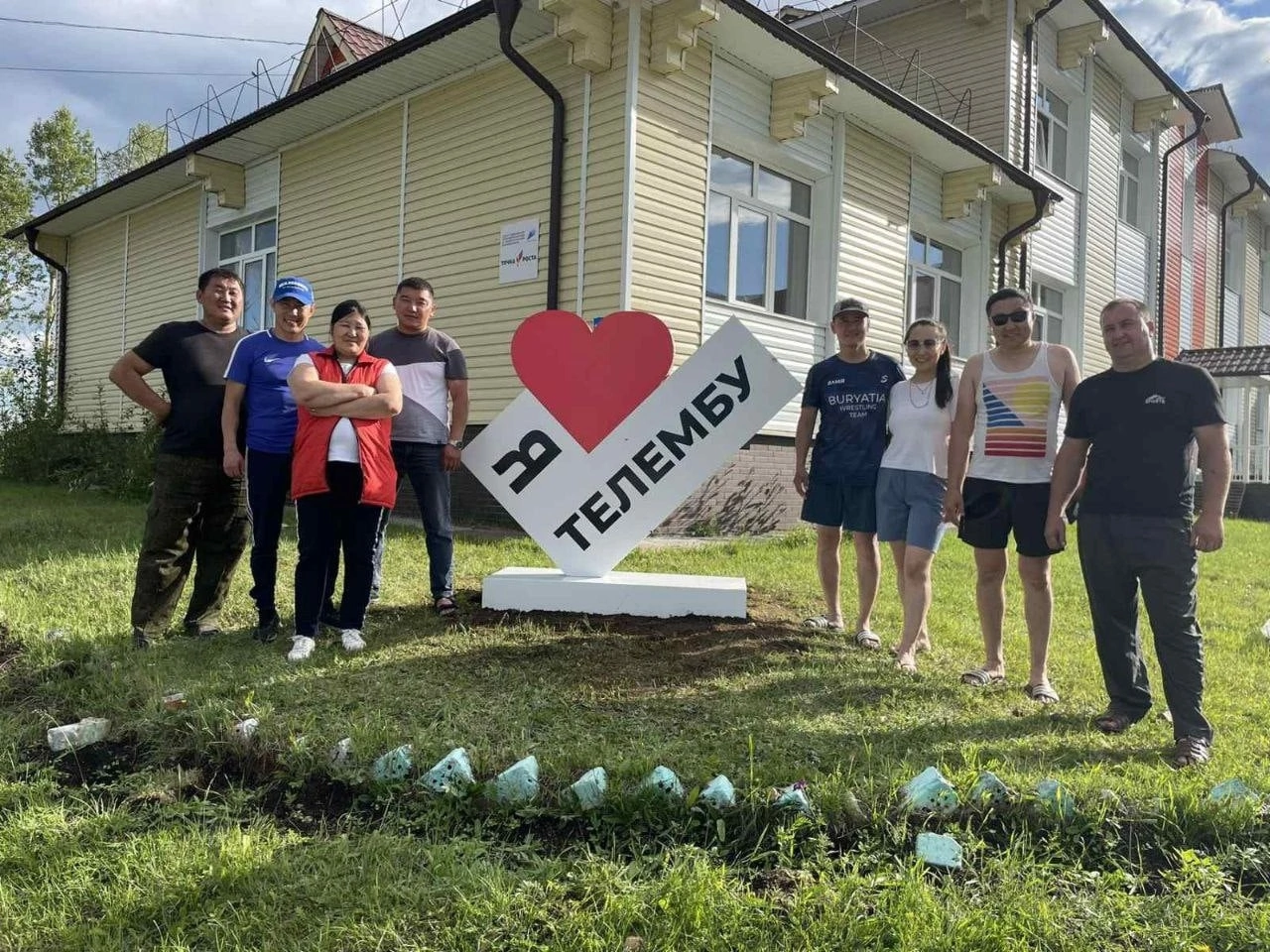 В Бурятии еравнинцы установили стелу рядом с родной школой - Общество -  Новая Бурятия