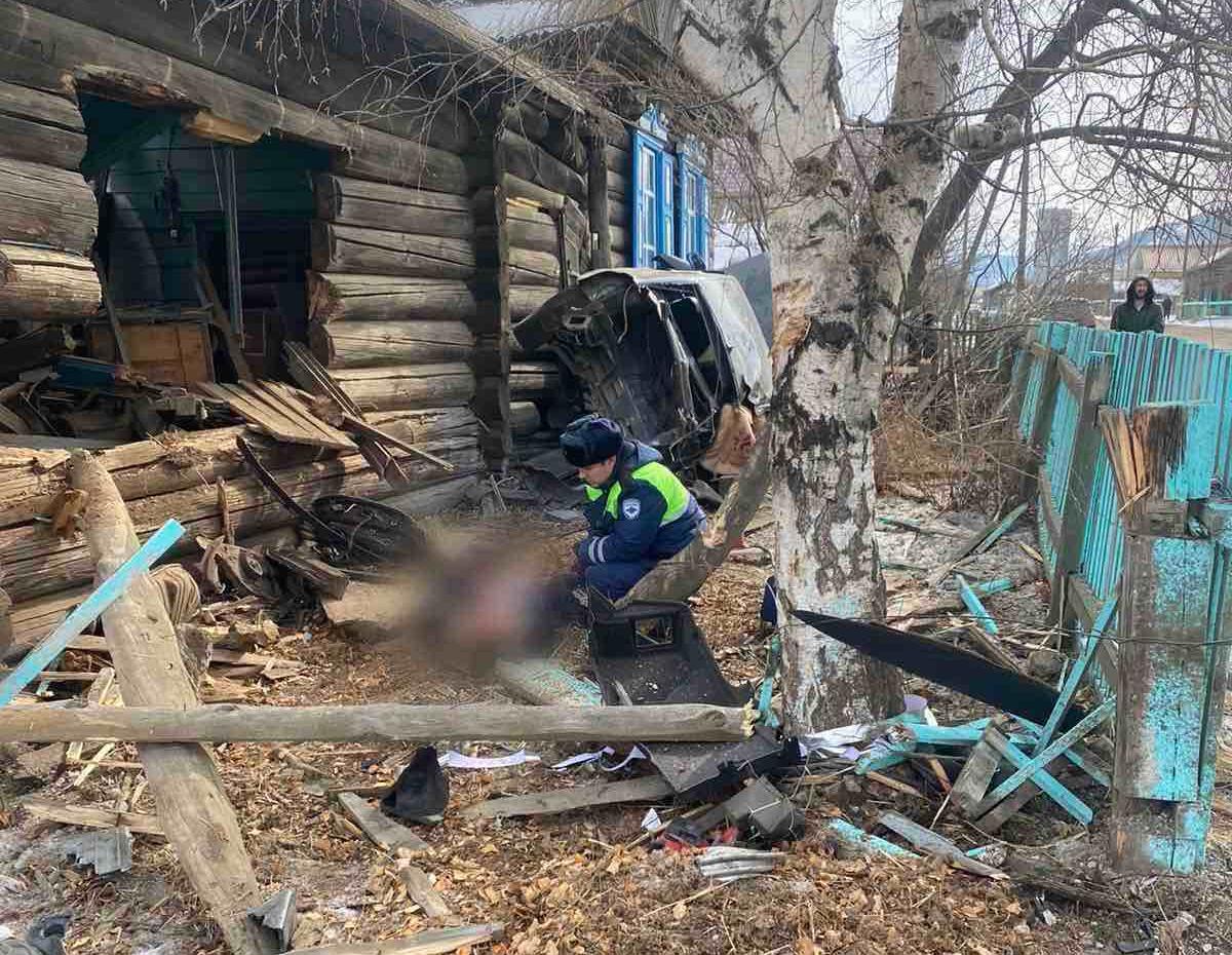 Фото В Бурятии пьяный лихач на автомобиле влетел в забор и протаранил дом