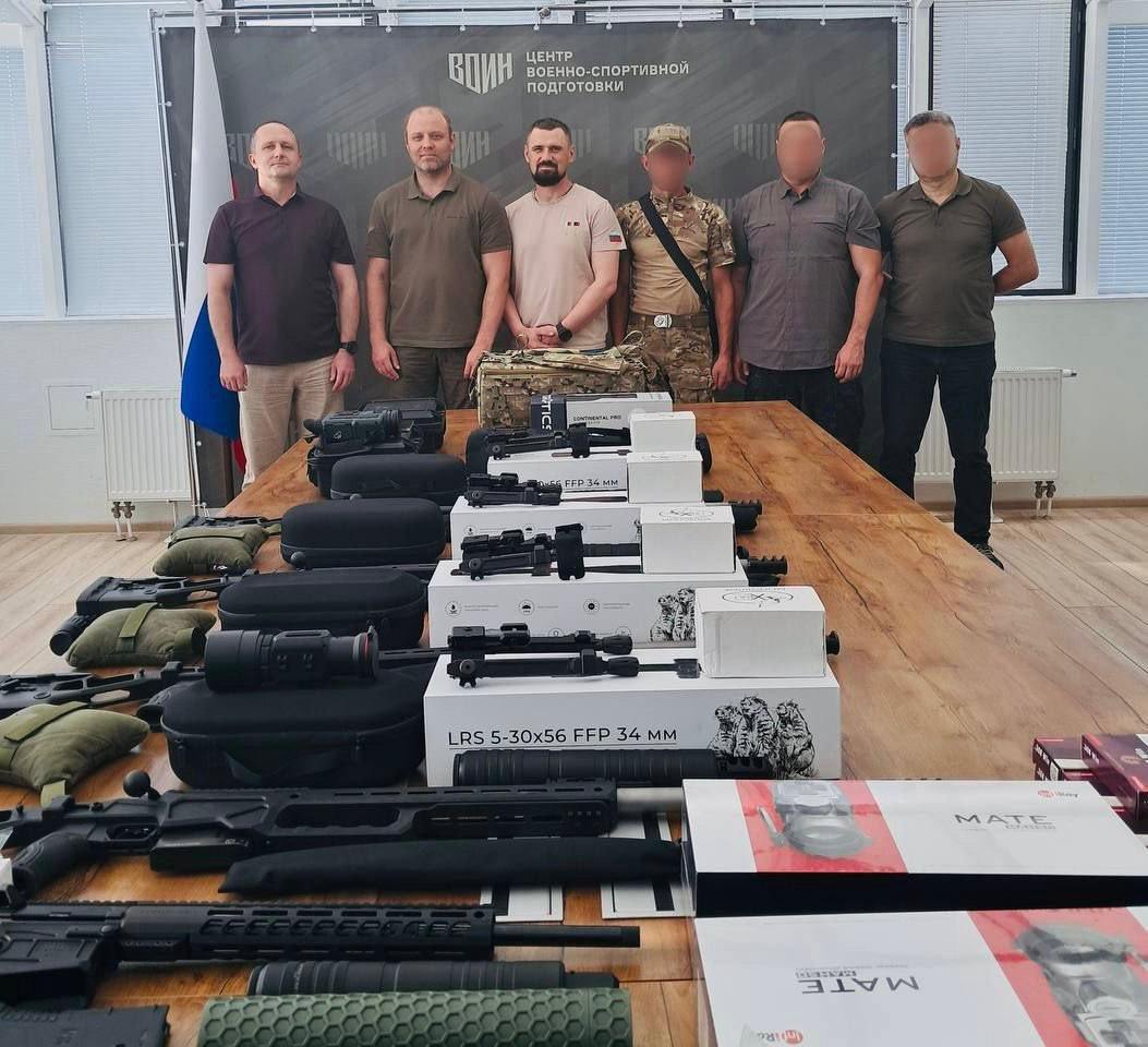 Фото Центр «ВОИН» и Федерация боевого снайпинга России передали бойцам СВО современные винтовки