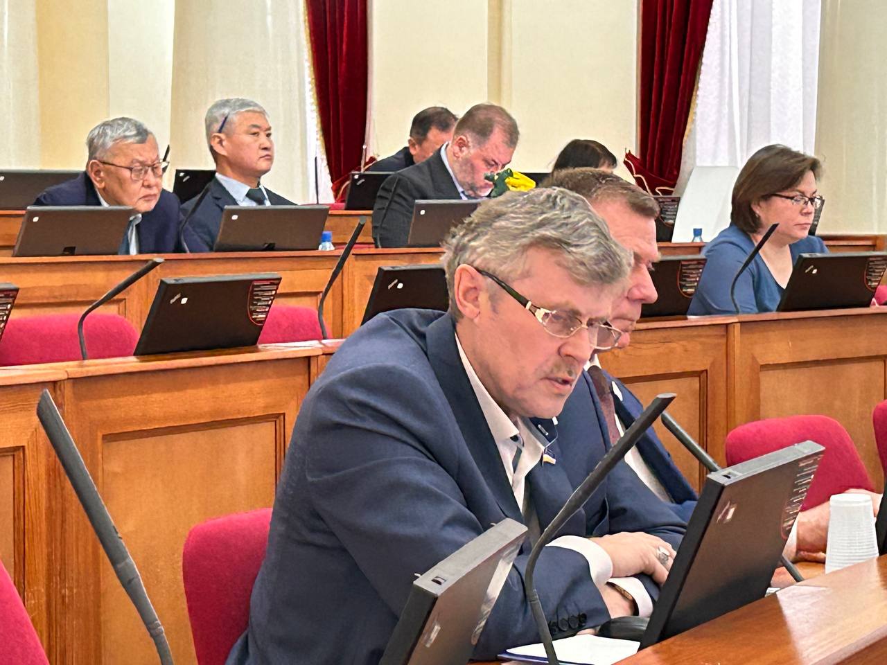 Фото В Бурятии депутаты Народного Хурала приняли закон об экологической культуре