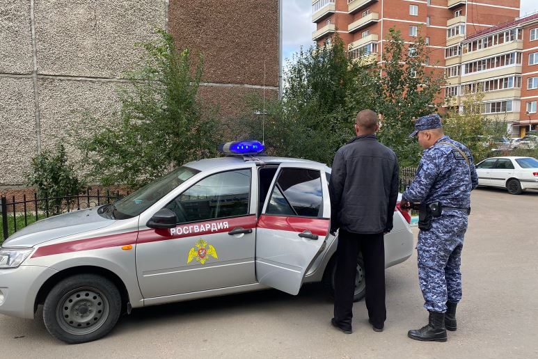 Фото Наркоман в Улан-Удэ украл телефон у ребенка на детской площадке