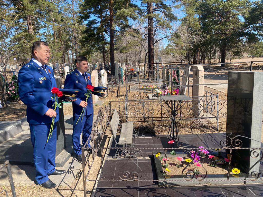 Прокуроры районов Улан-Удэ возложили цветы к могилам ветеранов | 07.05.2023  | Новости Улан-Удэ - БезФормата