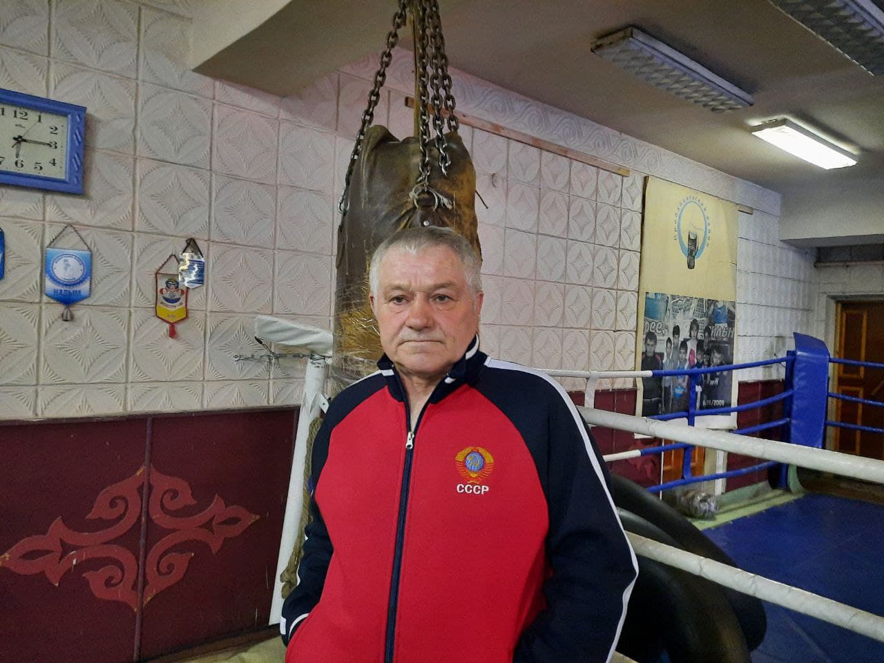Фото Более 40 лет в районной спортшколе Бурятии учит детей боксу Анатолий Куренков