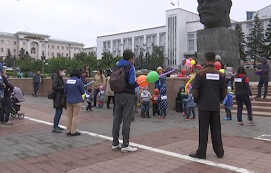Фото В Улан-Удэ родители устроили мирный протест из-за очередей в детские сады