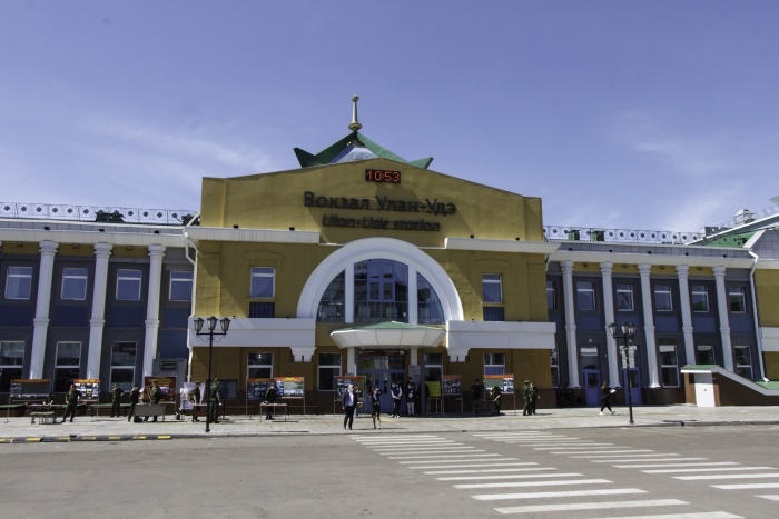 Фото Разозленные горожане выломали шлагбаум на вокзале Улан-Удэ