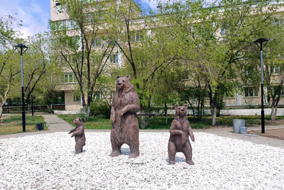 Фото Три медведя «обосновались» в одноименном сквере в Улан-Удэ