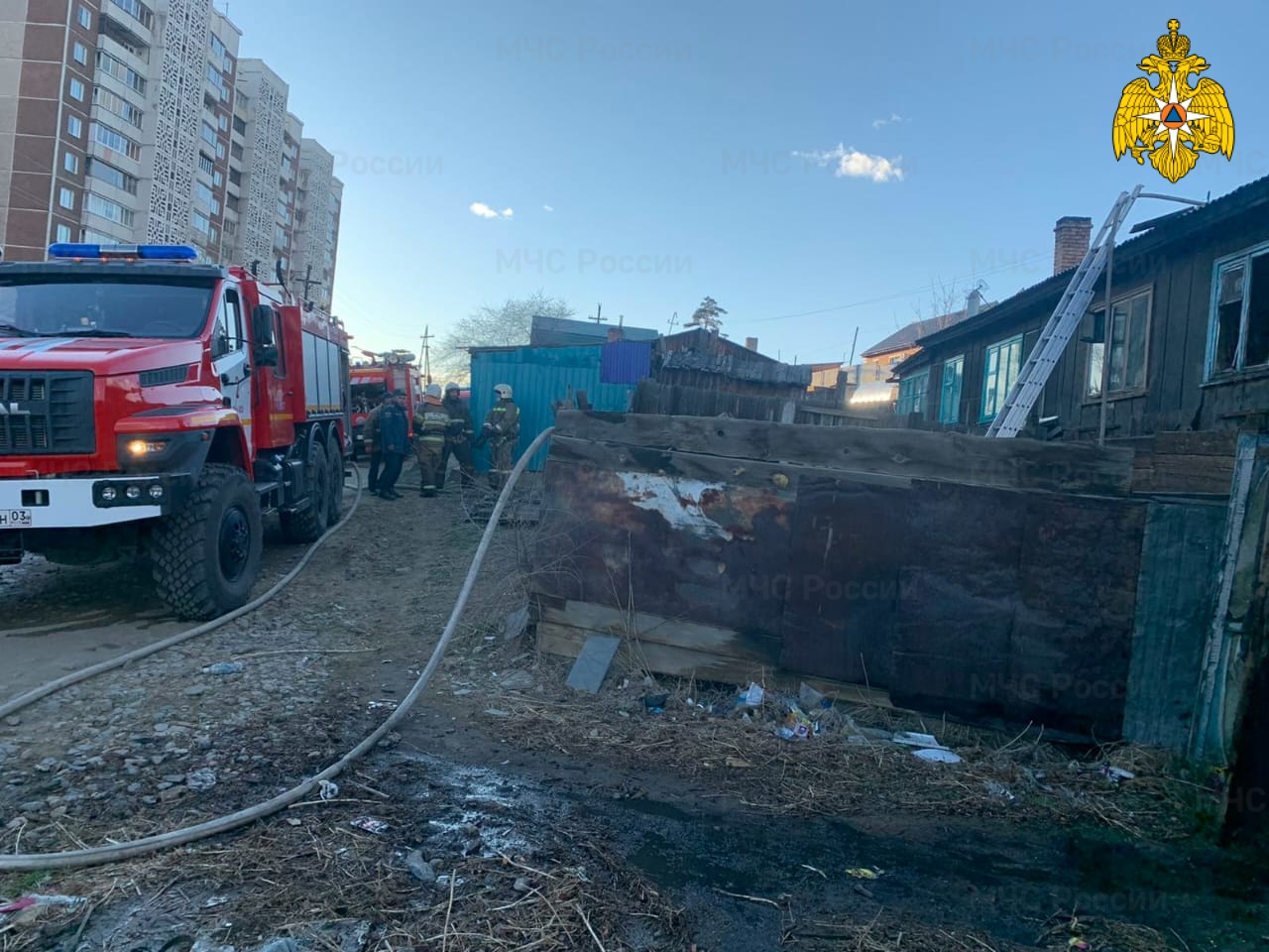 Фото В Улан-Удэ в пожаре сгорели две квартиры и гараж