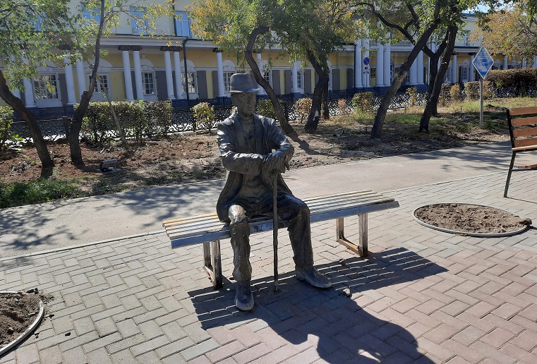 Фото Памятник пенсионеру в Улан-Удэ попросили развернуть на юго – запад